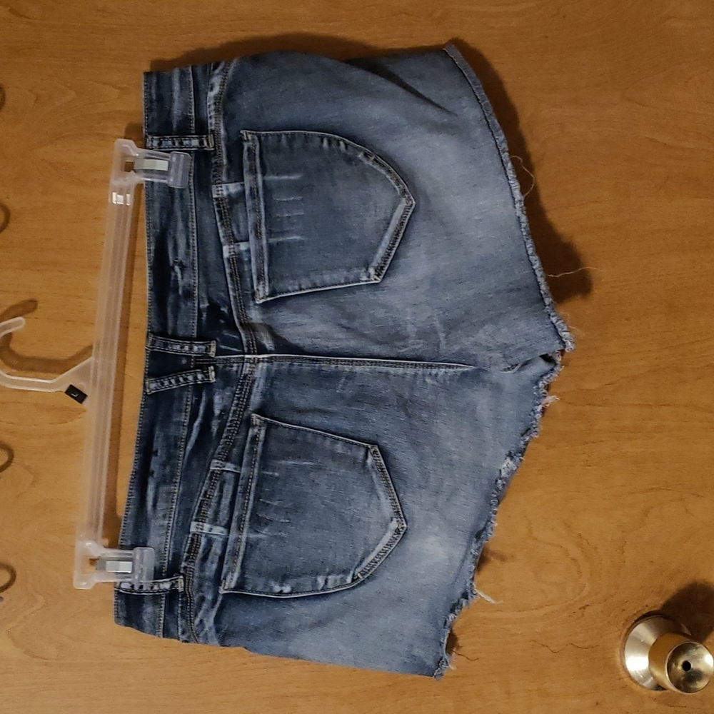 Distressed shorts - Picture 2 of 2
